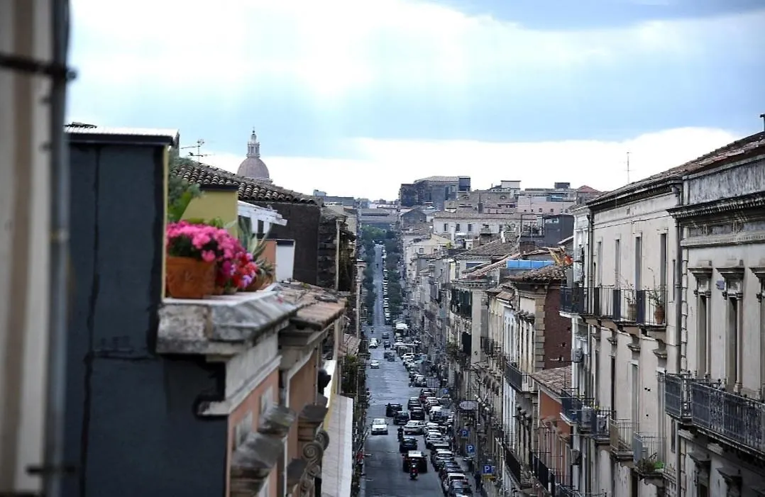 カターニアA Casuzza Al Centro,Con Terrazzino Privatoアパートメント 0*, カターニア
