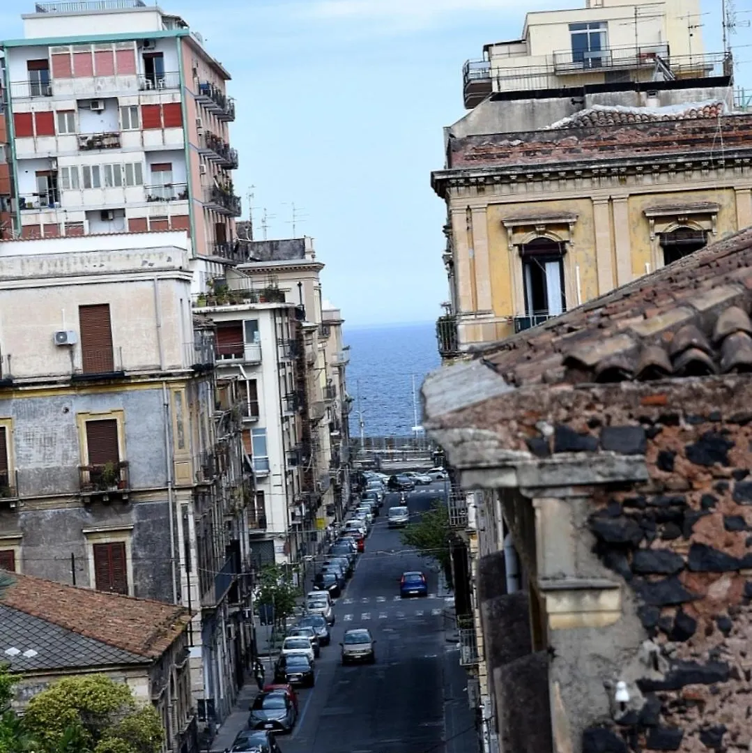 カターニアA Casuzza Al Centro,Con Terrazzino Privatoアパートメント 0*, カターニア イタリア